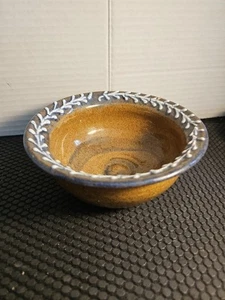 Estudio de arte hecho 6" pulgadas Remolino marrón con borde decorativo blanco cuenco de cerámica - Imagen 1 de 16
