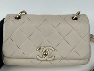 Chanel Clásico Solapa Mini Diamante Cadena Bolso de Hombro Beige Dorado Mujeres Diseñador Foto 1 de 4