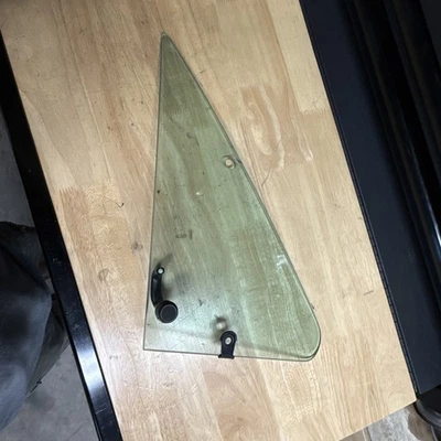 1994 - 1996 Dodge Ram Van Right Vent Window w/ Latch B1500 B2500 B3500 B150 B250 - Image 1 of 4