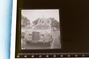 tolles altes  Negativ Oldtimer Mercedes W112  als Hochzeitswagen geschmückt - Ös - Picture 1 of 3