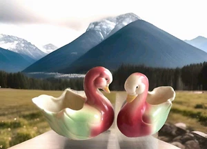 VINTAGE SHAWNEE PAIR OF SWAN PLANTERS - Picture 1 of 1