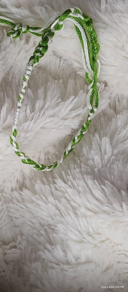 pulsera amistad hecha a mano todos los colores diferentes, uñas pintadas a mano Foto 1 de 1