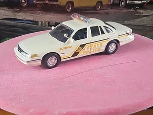MPC.REVELL.AMT. 1:24-1:25 GEBAUTES MODELLAUTO FORD CROWN VICTORIA IILLINOIS POLICE - Bild 1 von 24