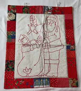 VINTAGE HANDMADE EMBROIDERED, QUILTED CHRISTMAS SANTA WITH TOYS WALL DECOR - Bild 1 von 5