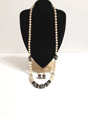 Juego de collar y pendientes infinitos con cuentas de jaspe y cuarzo anudados a mano. Foto 1 de 4