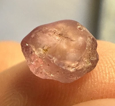 Zafiro Montana rosa natural sin cortar 2,4 quilates aprox 8x7x4 mm Foto 1 de 4