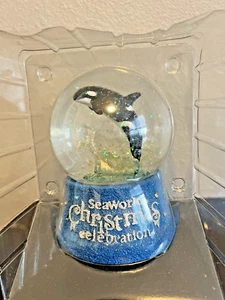 Sea World Shamu Glitter Snow Globe 2021 Christmas Town Orca Whale - Picture 1 of 15