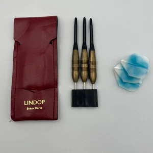 Juego de 3 dardos de latón Lindop vintage con estuche de cuero y vuelos - Imagen 1 de 2