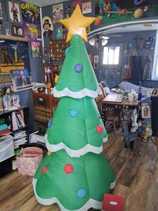 Árbol de Navidad inflable soplado por aire Gemmy Christmas, 7 pies de alto, verde - Imagen 1 de 6