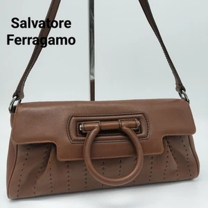 Salvatore Ferragamo Schultertasche braun Leder Damen gebraucht aus Japan - Bild 1 von 10