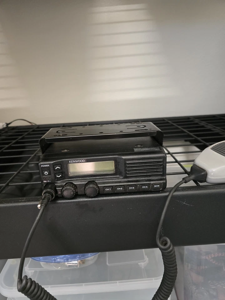 Radio móvil troncal Kenwood TK-5710K VHF P25 con 3,0 Foto 1 de 2