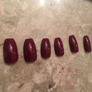 Set Of Painted Red Wine Short Coffin False Nails choose your shape - Picture 1 of 2