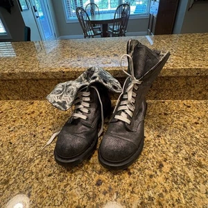 Stivali Dr. Doc Martens Amilie Triumph grigio pelle viola brillante taglia 7 - Foto 1 di 9
