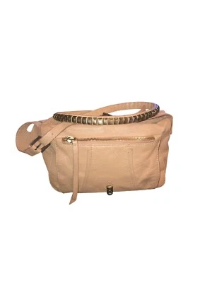 Bandolera Kelsi Dagger Stellan Metal Tachonado Arena Guijarro Cuero 11"X8"X3.75" Foto 1 de 4