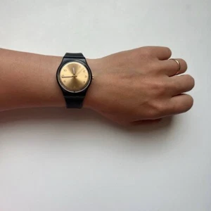 Iconic analogue rubber watch from Swatch IT27 black and gold fully working - Picture 1 of 7