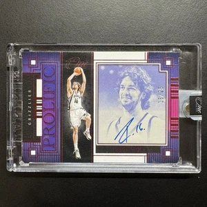 PAU GASOL 2023-24 PANINI ONE AND ONE PROLIFIC SIGNATURES RED AUTO /25 - Picture 1 of 2