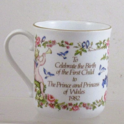 ROYAL WORCESTER “FIRST CHILD ...' birth of William Prince of Wales . 1982 - 9cm - Image 1 of 4