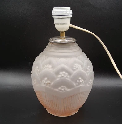 Pied de lampe en verre moulé dépoli teinté rose à décor géométrique Art Déco - Photo 1/4