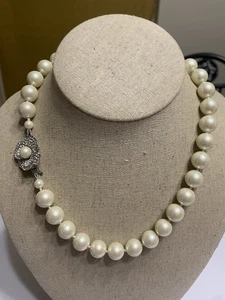 Brooks Brothers 12 mm White Pearl Flower Clasp Necklace 18” - Bild 1 von 7
