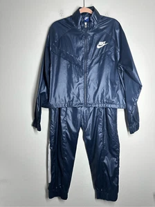 NUEVO SIN ETIQUETAS CONJUNTO DE ROPA DEPORTIVA NIKE 2 piezas CHAQUETA/PANTALONES CORTAVIENTOS SWOOSH RECORTADOS Talla XL - Imagen 1 de 16