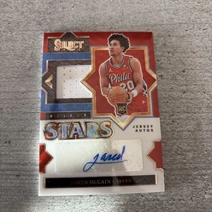 2024-25 Panini Select - Jared McCain Stars Jersey Auto RPA Red Wave 21/30 (RC) - Bild 1 von 2