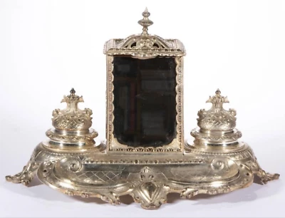 INK WELL 1800’s ANTIGUO SOPORTE DE TINTA DE METAL PLATEADO Y CAJA DE VIDRIO 9”H 15” de ancho Foto 1 de 4