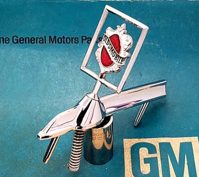 NOS 81 87 CUTLASS SUPREME HOOD ORNAMENT 4 DOOR & WAGON HEADER PANEL EMBLEM TRIM Foto 1 de 4