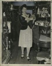 1947 Press Photo Opera Singer Martha Lipton Shopping - nox30502