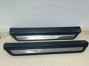 11-14 HYUNDAI SONATA ALFÉIZAR DE PUERTA LATERAL DELANTERA IZQUIERDA/DERECHA PLACA DE DESGASTE MOLDURA NEGRO OEM - Imagen 1 de 4