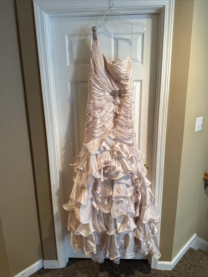 Mac Duggal - Volantes Champagne - Corsé Medio Hombro Vestido de Baile de graduación con Bolso Transparente También Foto 1 de 4