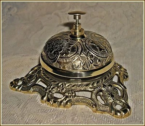 ZIERLICHE THEKENGLOCKE AN DER REZEPTION ~ massives Messing antik ~ viktorianisches Blumenmuster - Bild 1 von 4