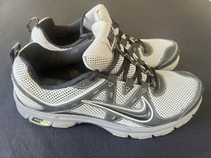 Nike Air Herren Größe 9,5 Alvord 9 Schnürschuhe Laufschuhe gebraucht schwarz weiß grau - Bild 1 von 5