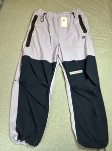 Nike Tech Woven Pantaloni Oversized Ortensie Viola HM7158-515 Uomo Taglia XXL NUOVI CON ETICHETTE - Foto 1 di 24