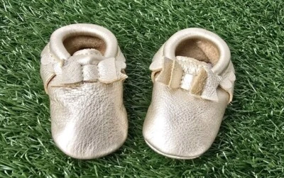 新鲜采摘白金金属蝴蝶结柔软鞋底莫卡辛婴儿尺寸 3 — 第 1/3 张图片