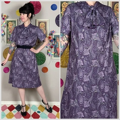 Vintage 1970s Purple Paisley Tie Neck Short Sleeve Shift Dress | 39" Waist - Imagem 1 de 4