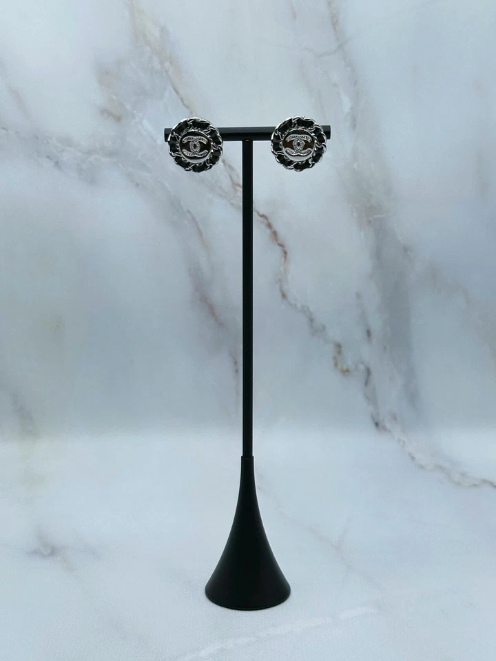 Pendientes redondos Chanel negros y plateados CC Foto 1 de 4