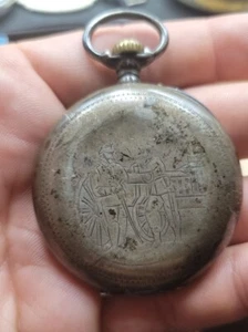 Antiguo Reloj Bolsillo Plata Primera Guerra Mundial Escena Soldados con Cañón Grabado - Imagen 1 de 9