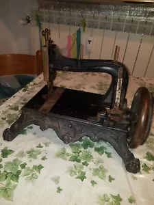 Alte Nähmaschine - Bild 1 von 11