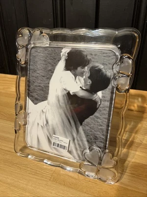 Marco de fotos de vidrio esmerilado Mikasa Love's Whisper de colección 8x10 corazones de boda Foto 1 de 4