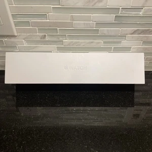 Apple Watch série 7000 42 mm blanche - BOITE/BOÎTE UNIQUEMENT - Photo 1 sur 4