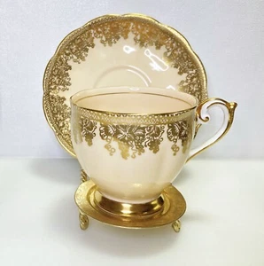 Glocke Porzellan Teetasse und Untertasse Pfirsich mit Gold Weinrebe Design mit Display - Bild 1 von 9