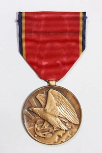 UNITED STATES: Naval Reserve Medal (US Navy) (Post-WW2 Period, eg Korean War) - Picture 1 of 2