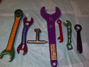 7 Konvolut antike oder alte Eisenschlüssel, bemalt - Bild 1 von 16