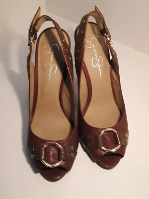 JESSICA SIMPSON Tacones de Cuero Marrón con Hebillas Doradas y Tachuelas Talla - 8 B Foto 1 de 4