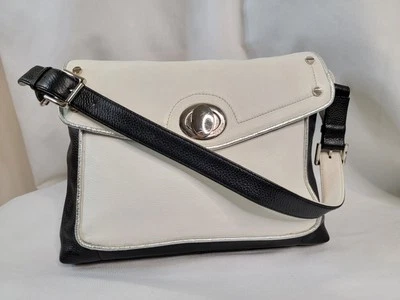 Bolso Hobo de Hombro Bodhi Cuero Blanco/Negro TRIM Solapa Foto 1 de 4