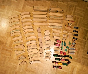 XL Set: 100 Original BRIO Holzeisenbahn Teile Schienen Züge Zubehör Konvolut - Bild 1 von 8