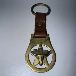 Vintage Marlboro Longhorn Steer Logo Leather & Brass Charm Keychain Key Ring - Foto 1 di 2