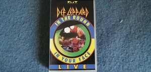 VHS (Cassette vidéo) DEF LEPPARD Live 1989 In The Round In Your Face - Foto 1 di 3
