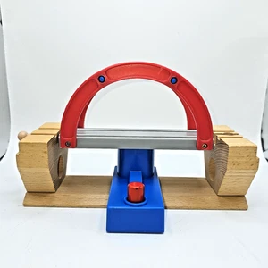 Thomas Holzeisenbahn Brücke Druckknopf Drehschaukel Toys R Us Train Motor - Bild 1 von 8
