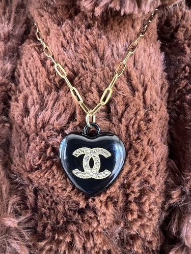 Autentico Charm CHANEL CC Cuore Nero Strass su Catena Senza Marca